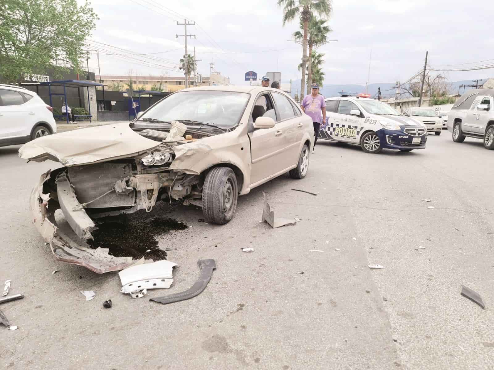 Choca con abuelito y se trepa a camellón