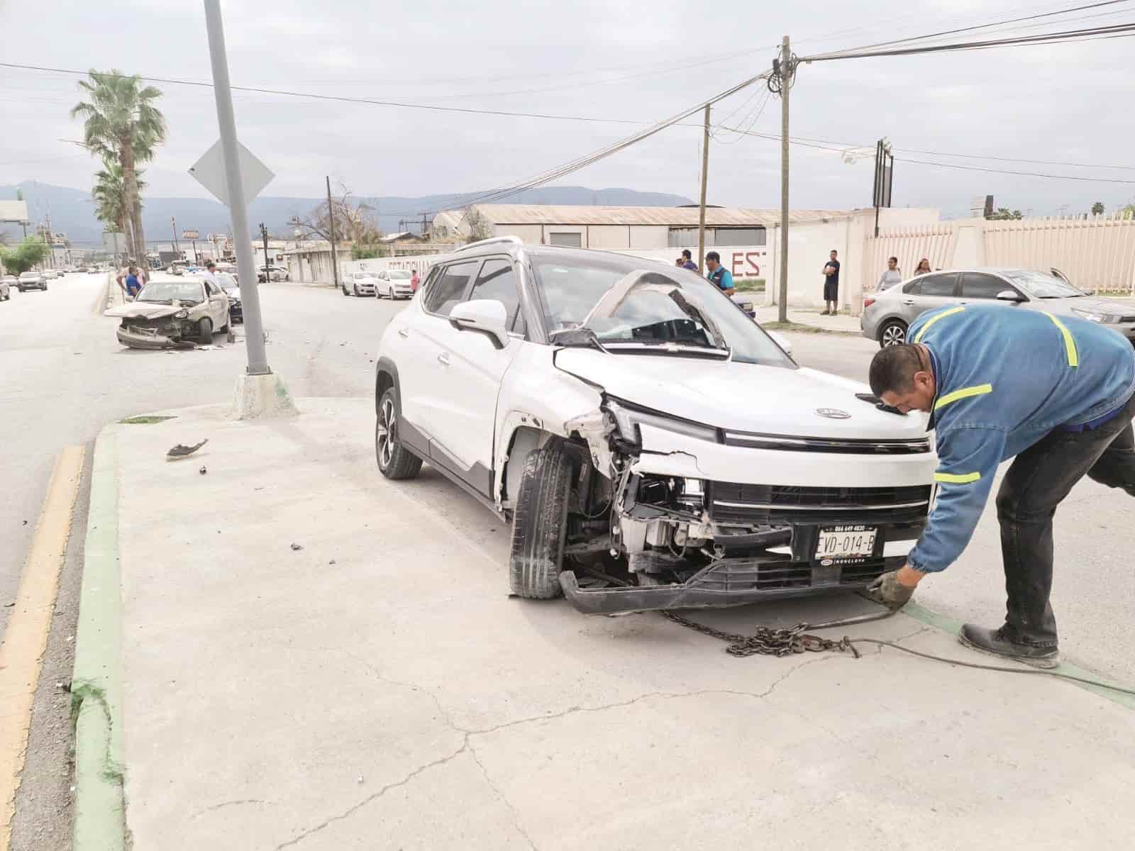 Choca con abuelito y se trepa a camellón