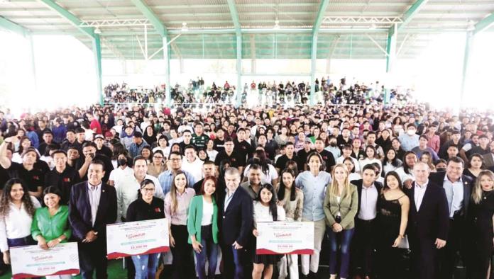 Entrega Gobernador becas universitarias