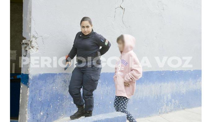 Pepenaba niña en contenedores