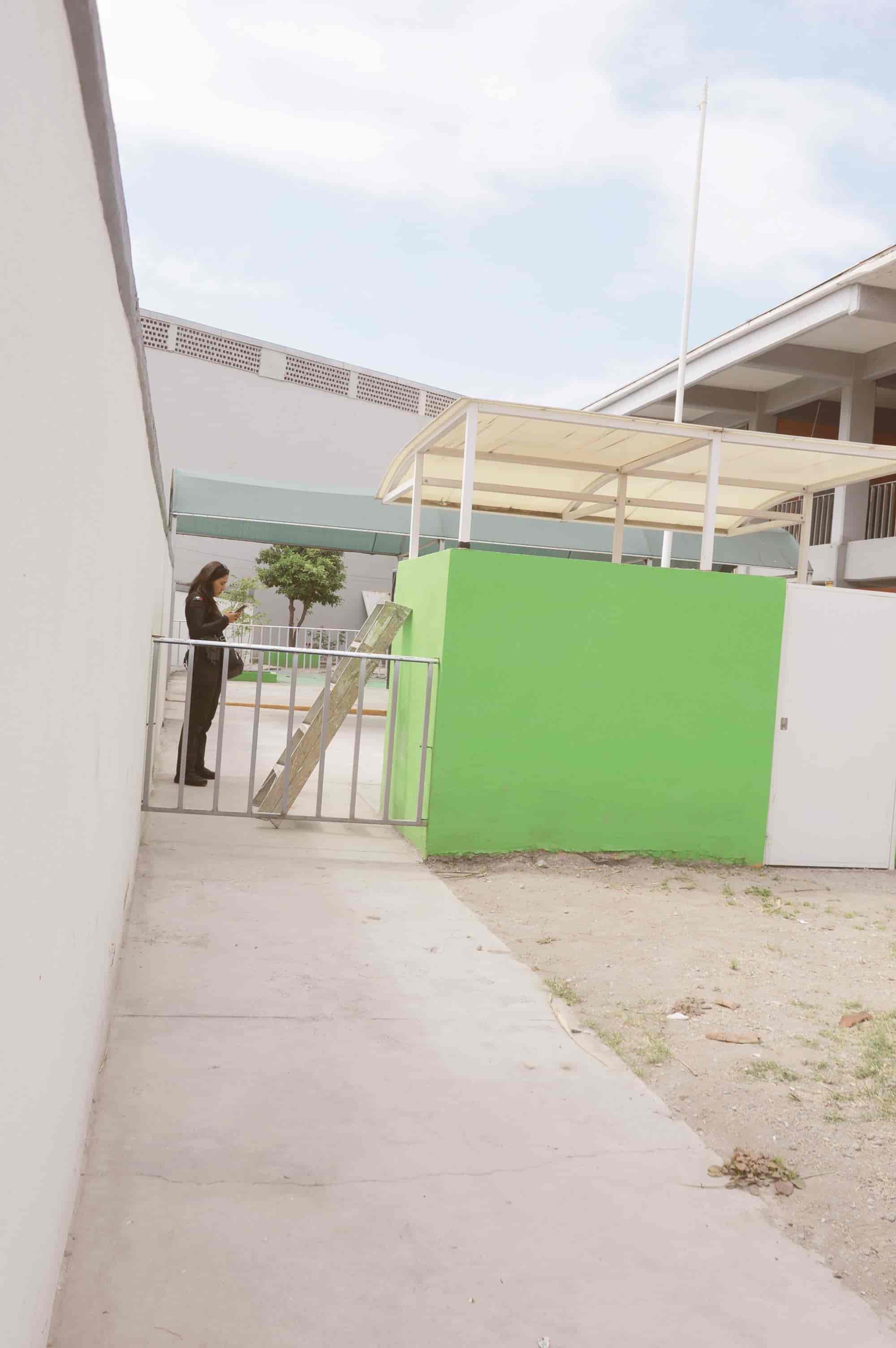 Se suicida indigente dentro de Secundaria