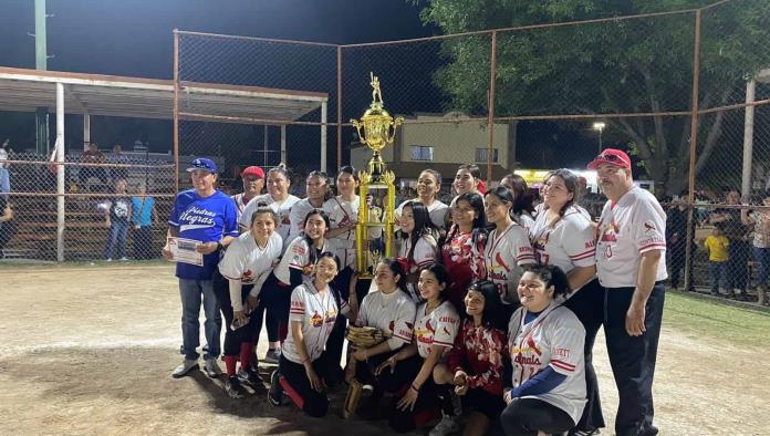 Levanta Cardenales el trofeo
