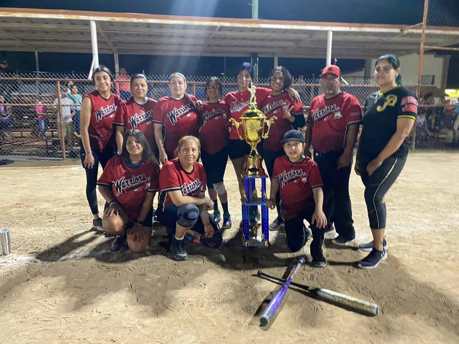 Levanta Cardenales el trofeo