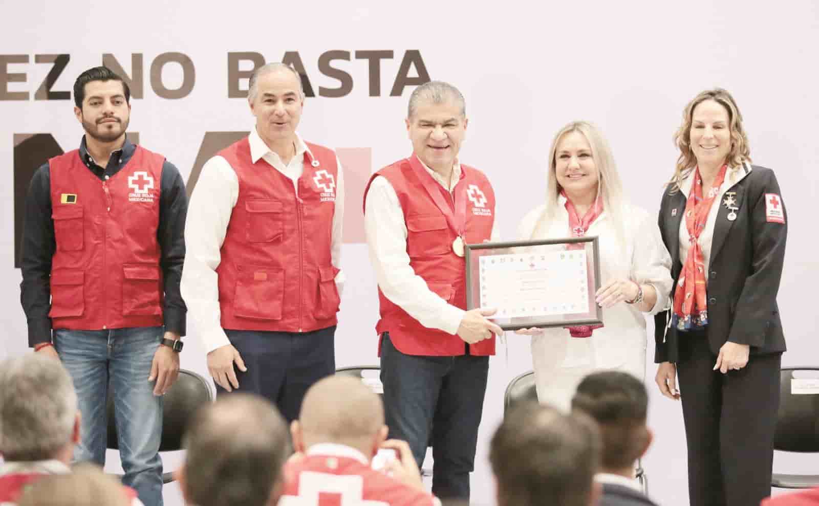 Condecora Cruz Roja a Miguel Riquelme 