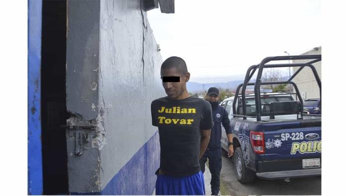Mostraba sus ‘partes’ afuera de restaurante