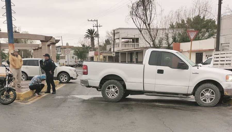 Brinca camellón y se golpea nariz 