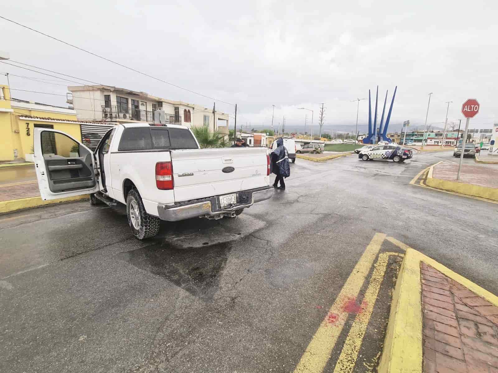 Brinca camellón y se golpea nariz 