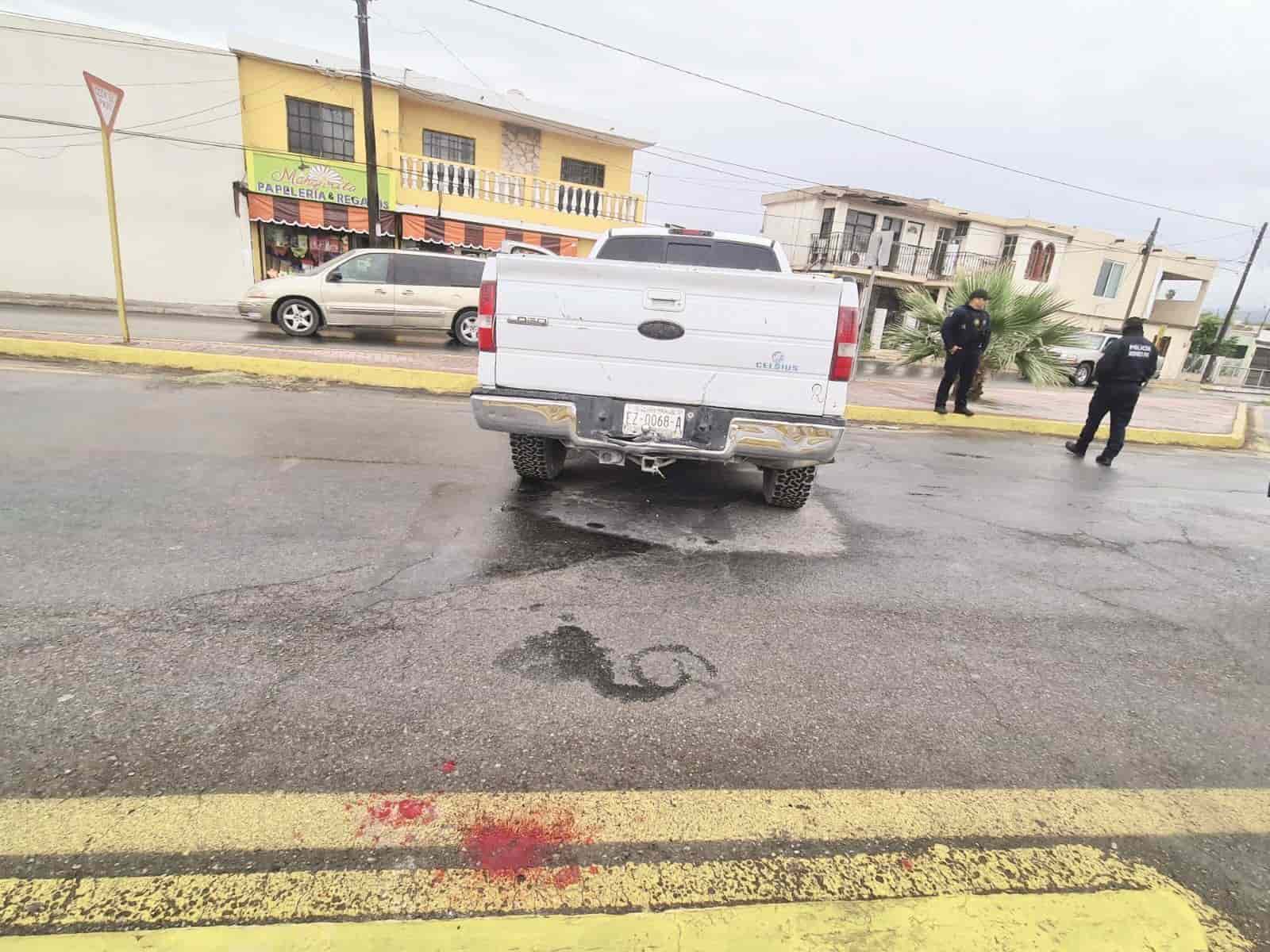 Brinca camellón y se golpea nariz 