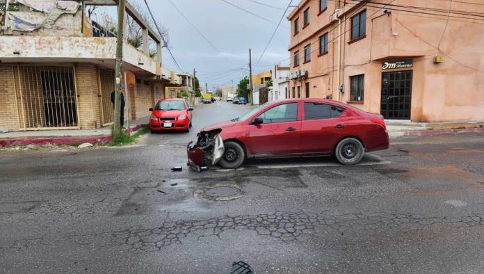 Se ‘vuela’ alto y lo choca auto
