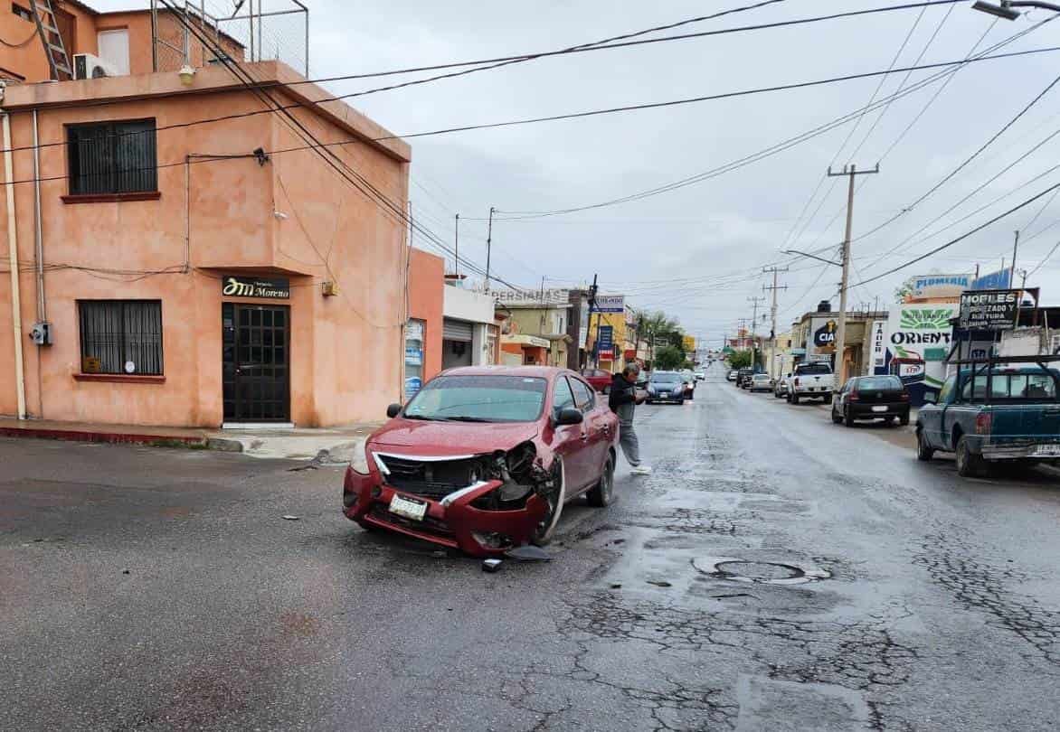 Se ‘vuela’ alto y lo choca auto