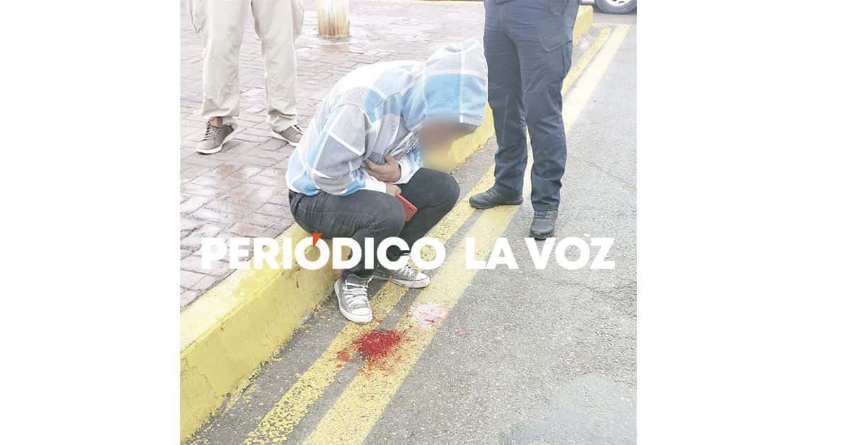 Brinca camellón y se golpea nariz 
