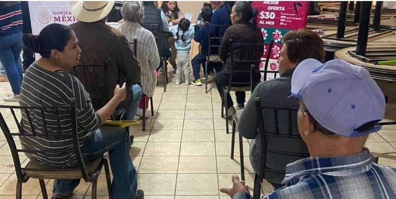 Un grupo de beneficiados por el programa federal espera que le entreguen el chip, en el primer día de repartición. FOTO LIDIET MEXICANO