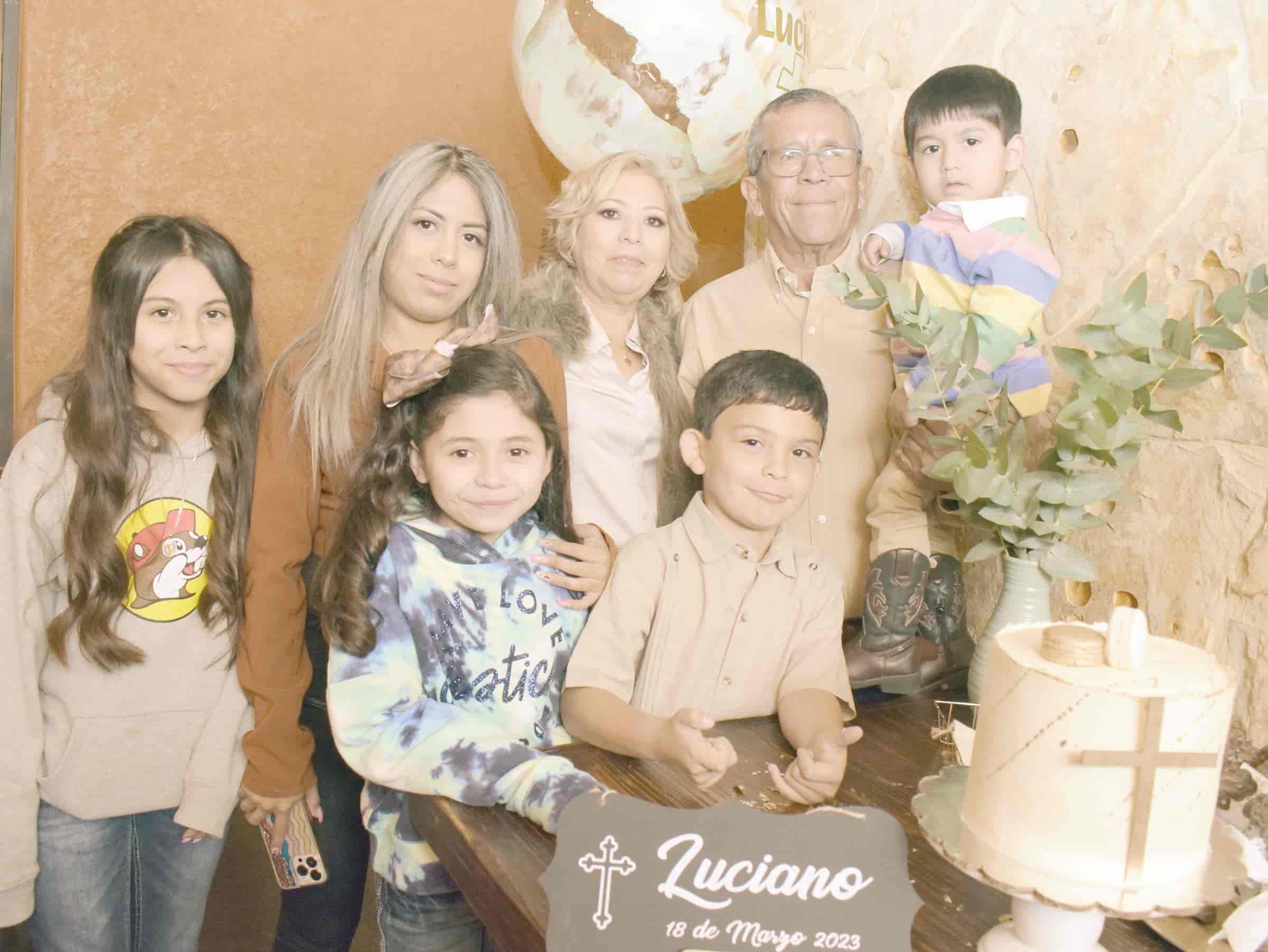 Luciano recibe su primer sacramento