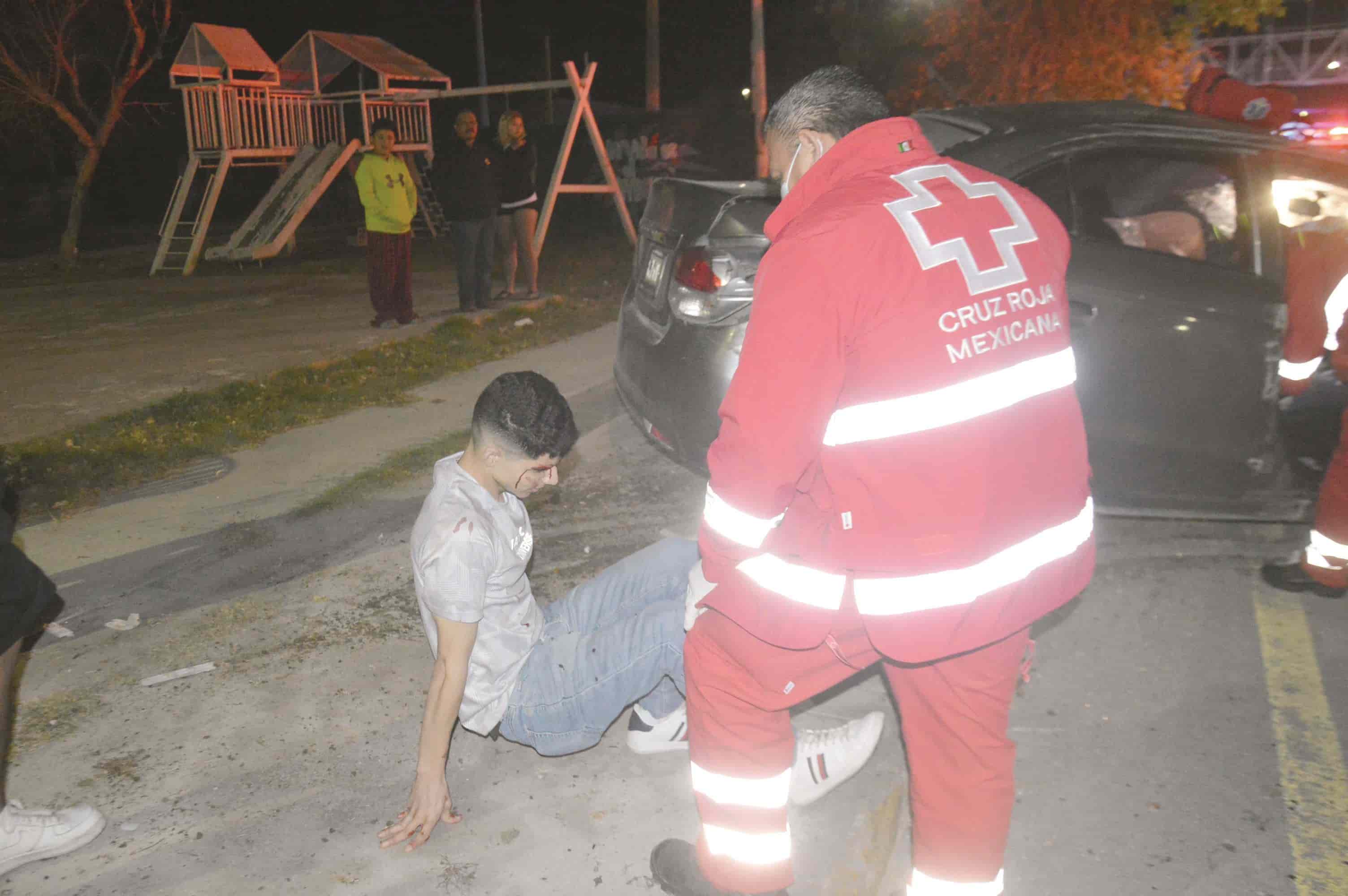 Vuelca parejita en el carro del papá