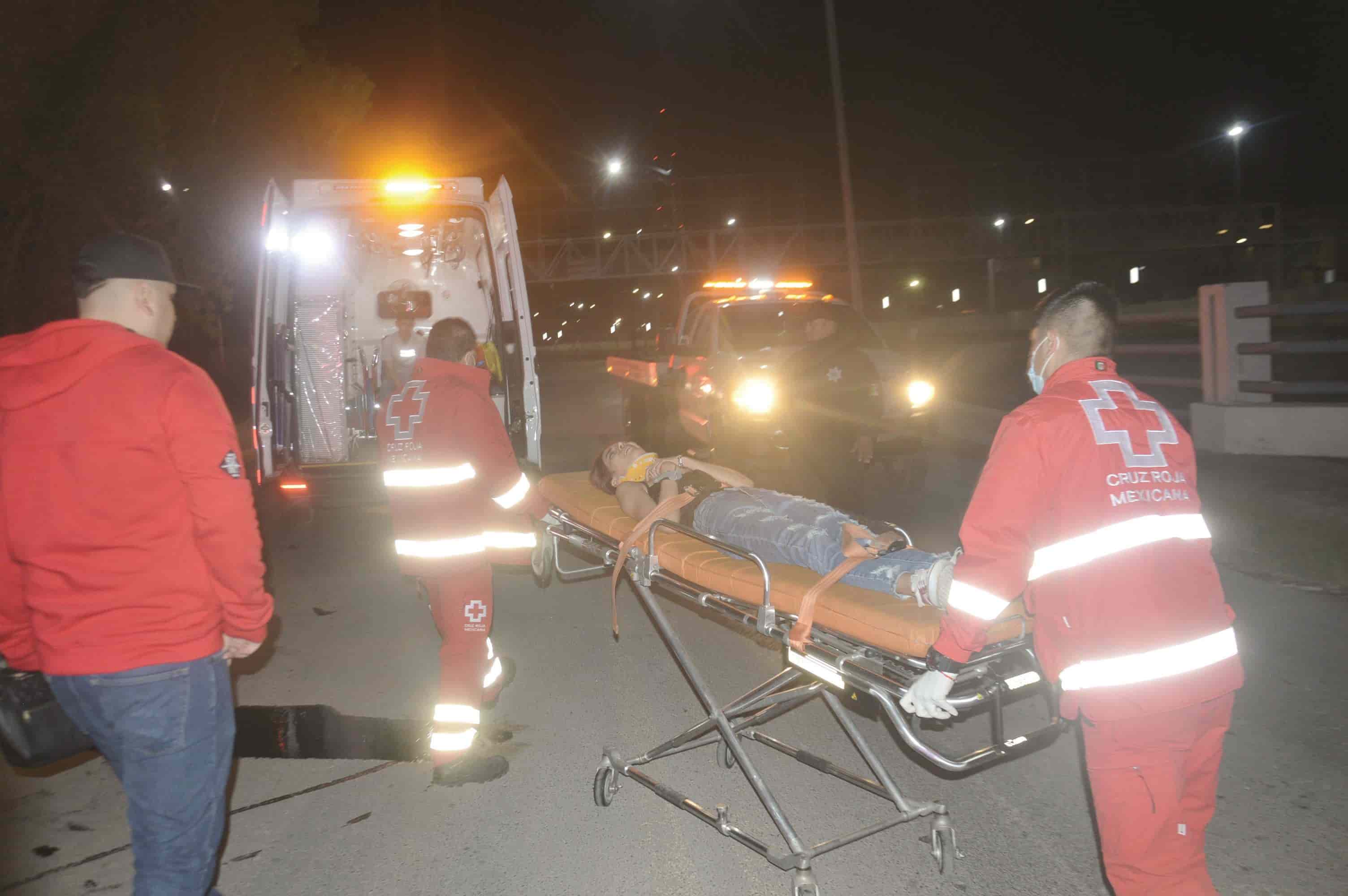 Vuelca parejita en el carro del papá