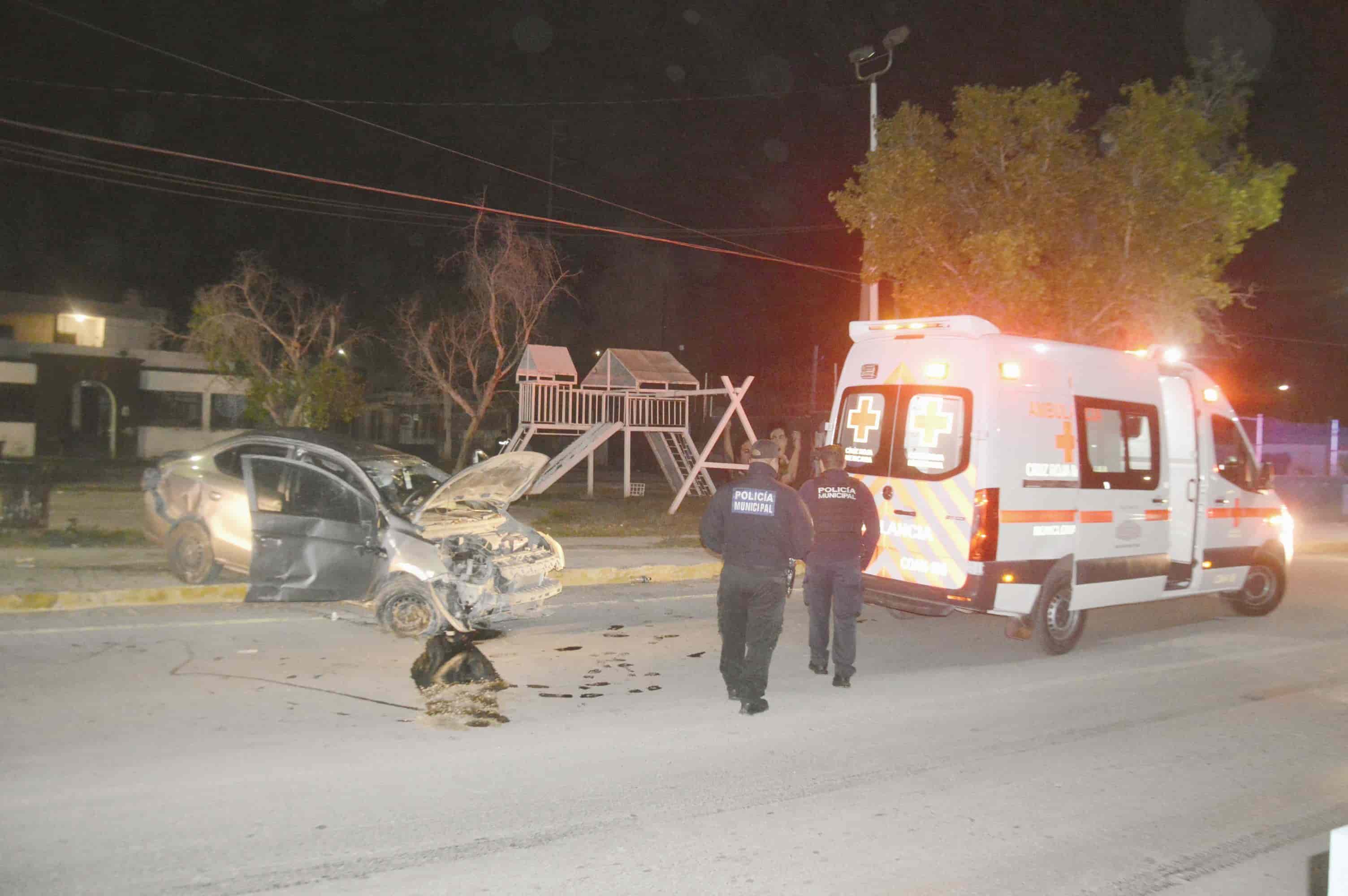 Vuelca parejita en el carro del papá