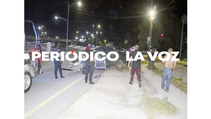 Vuelca parejita en el carro del papá