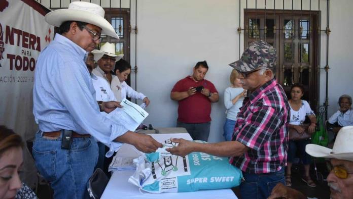 Entregan sorgo a productores