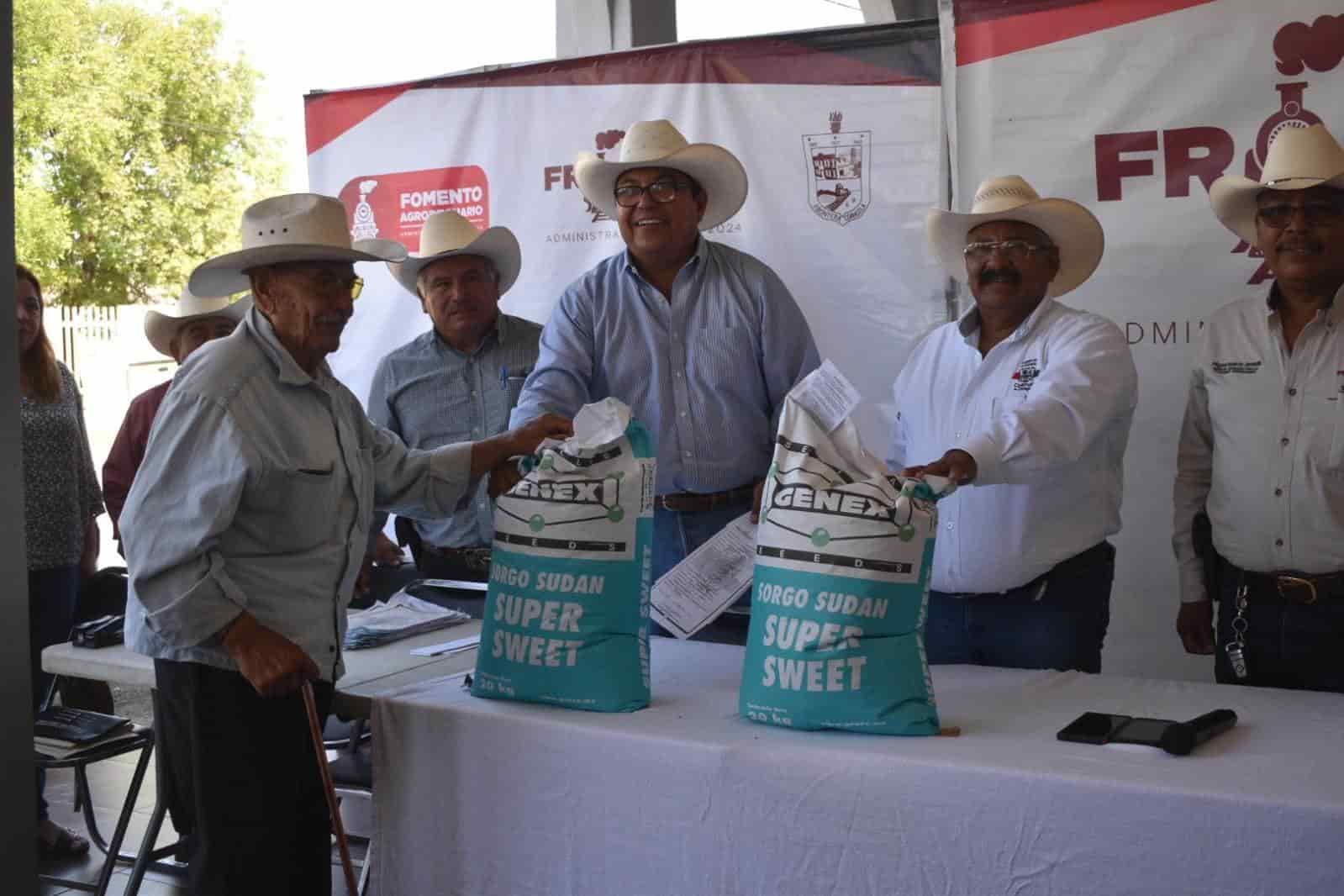 Entregan sorgo a productores