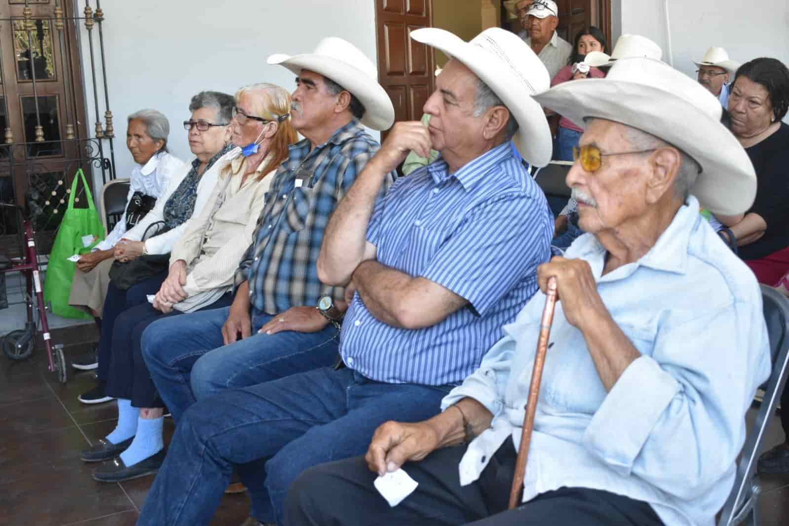 Entregan sorgo a productores