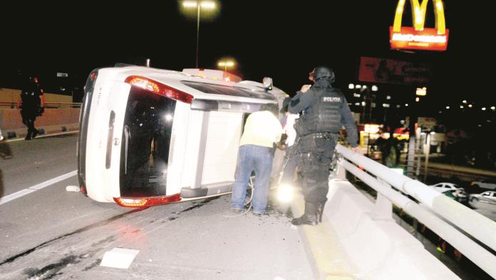 Destroza su camioneta en muro de contención