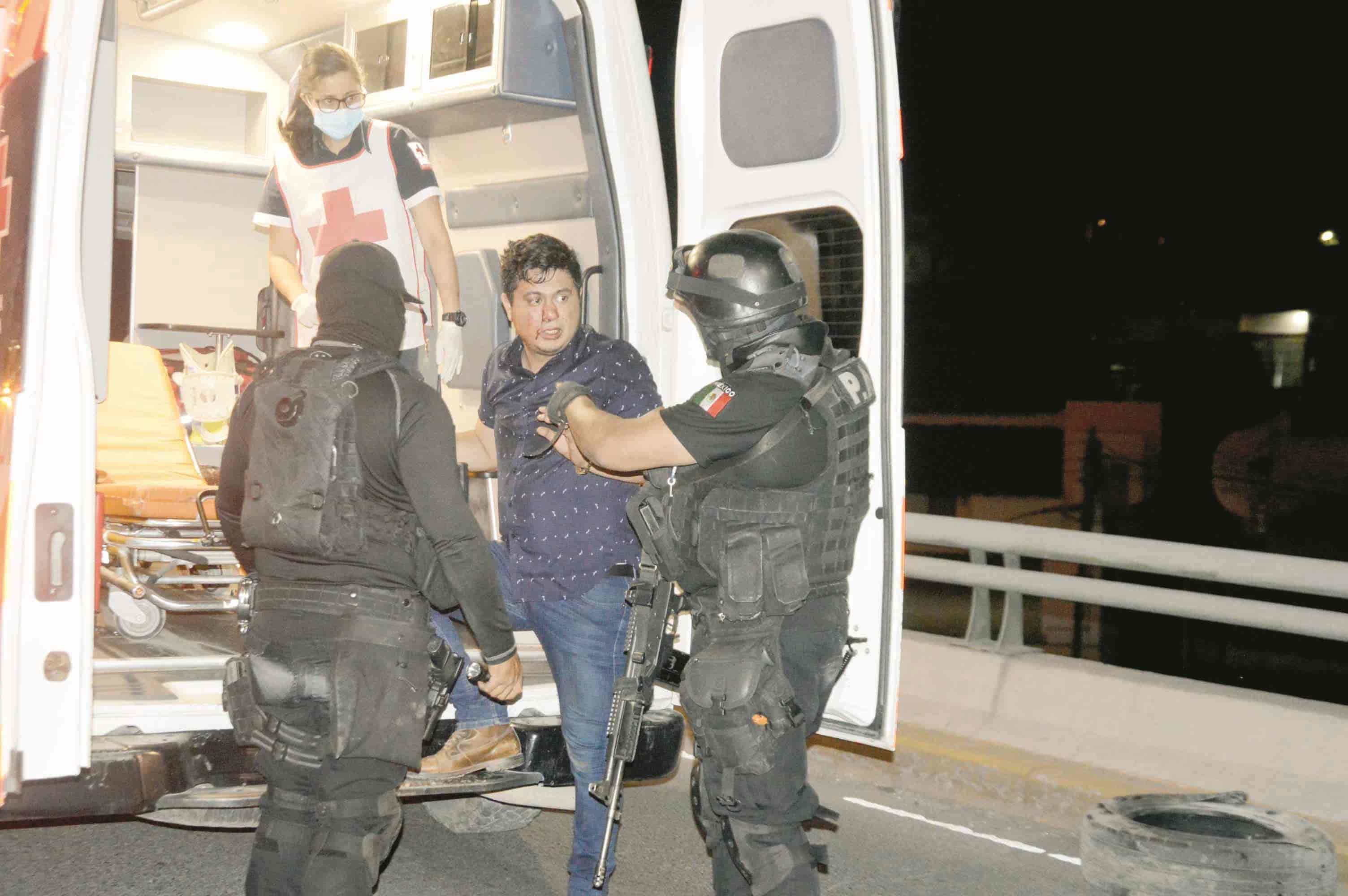 Destroza su camioneta en muro de contención