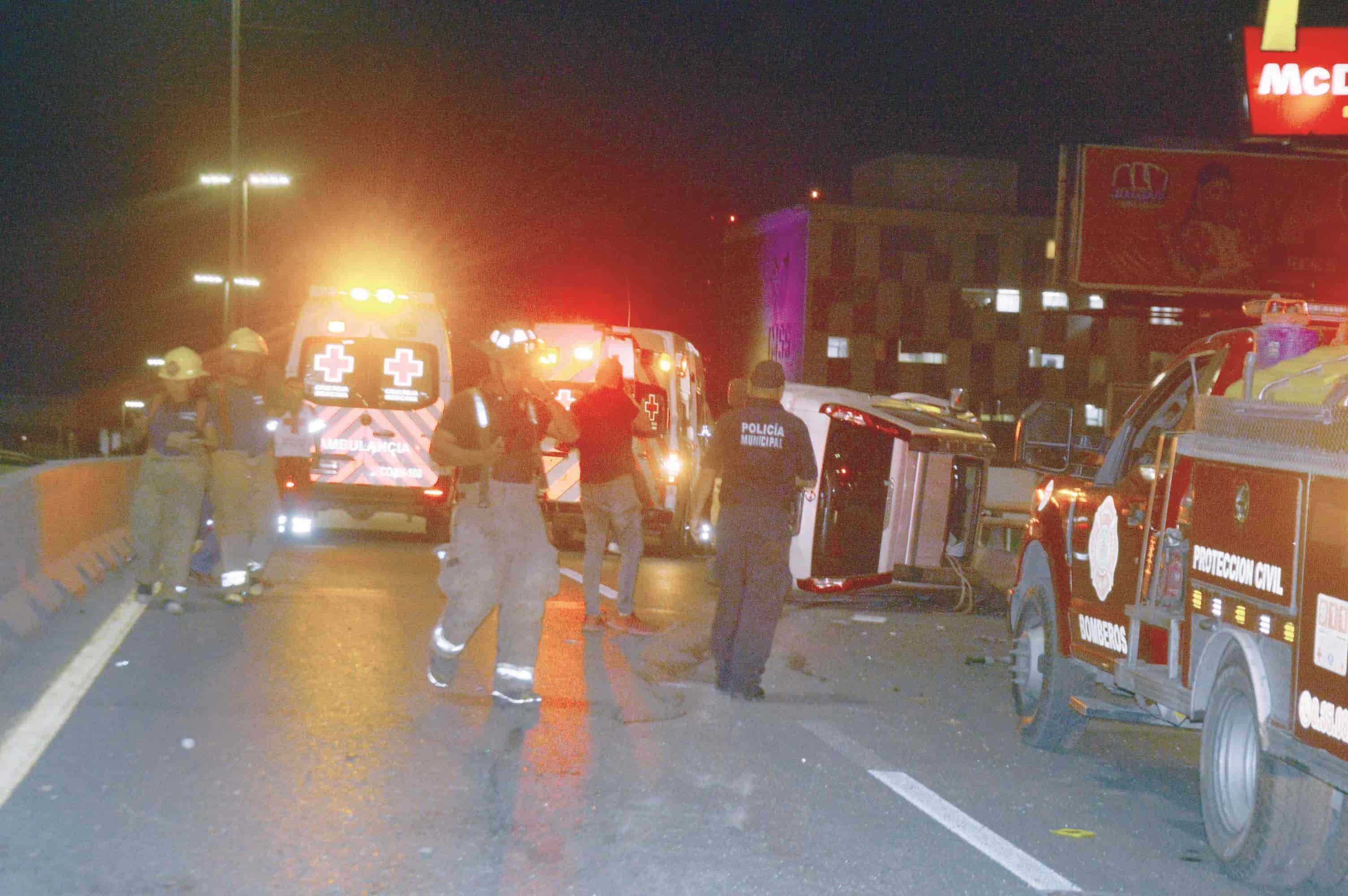Destroza su camioneta en muro de contención