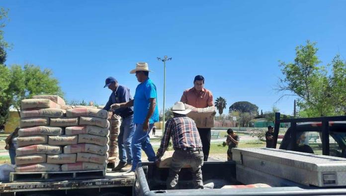Entregan cemento y tinacos subsidiados