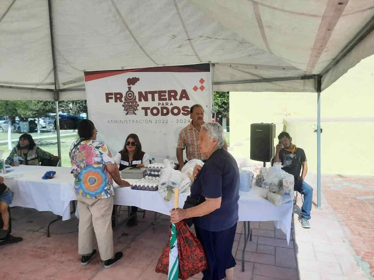 Entregan cemento y tinacos subsidiados