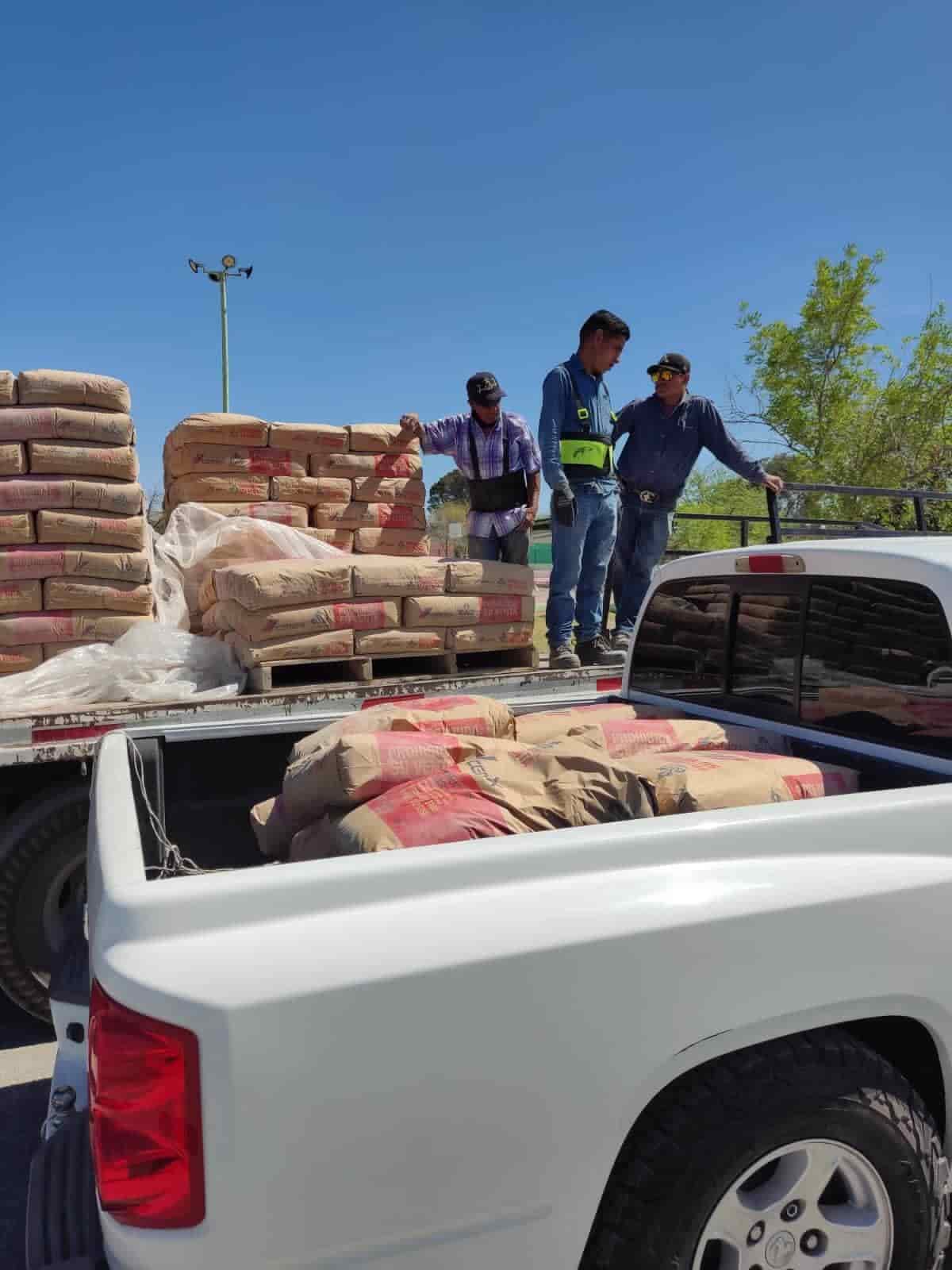 Entregan cemento y tinacos subsidiados