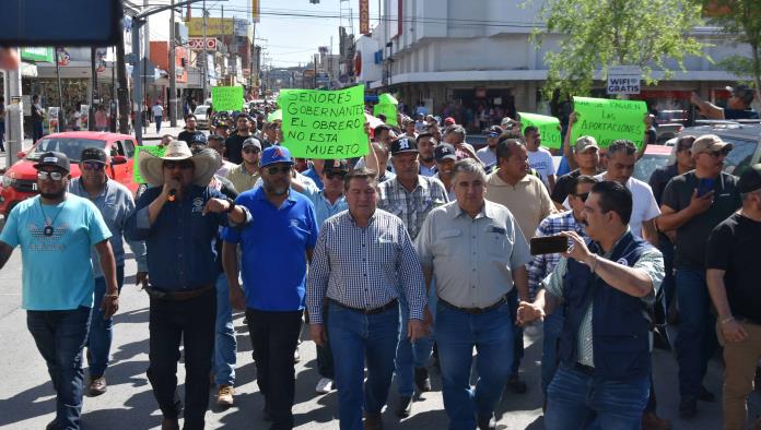 Amagan obreros con intensificar protestas