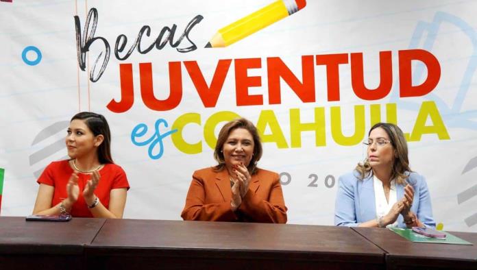 Entregan becas a universitarios 