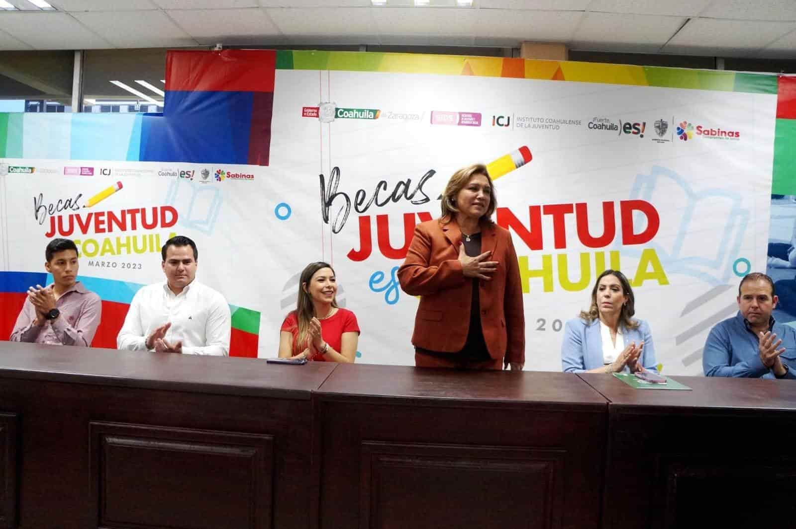 Entregan becas a universitarios 