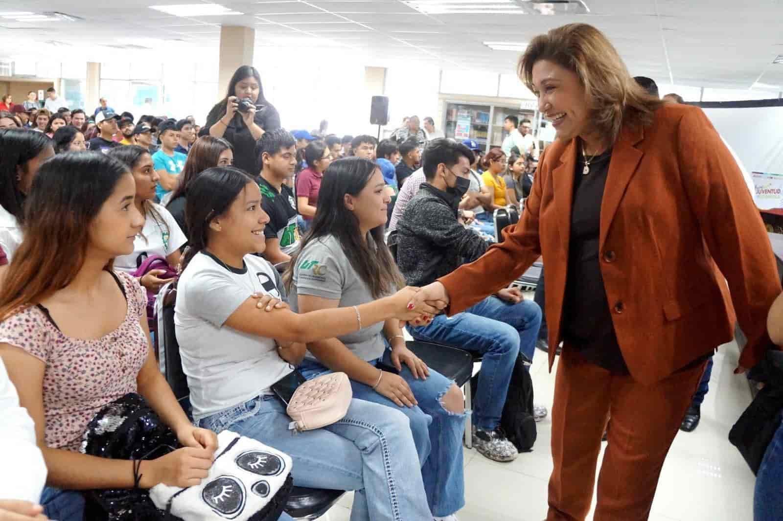 Entregan becas a universitarios 