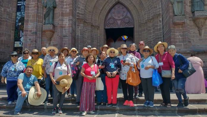 Visitan adultos a Michoacán