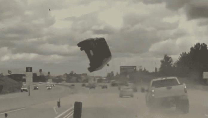 Auto sale volando tras impactarse contra una llanta perdida