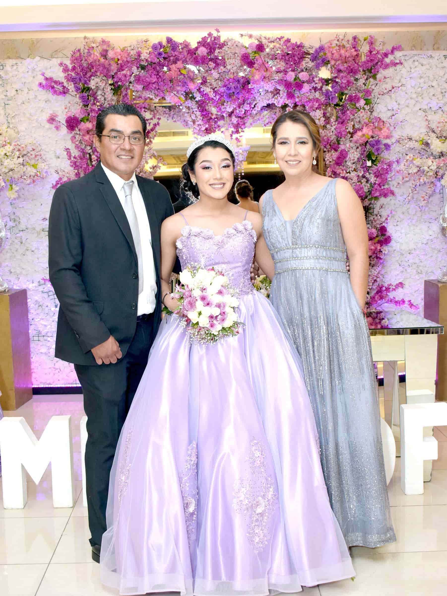 Emma celebra sus XV primaveras