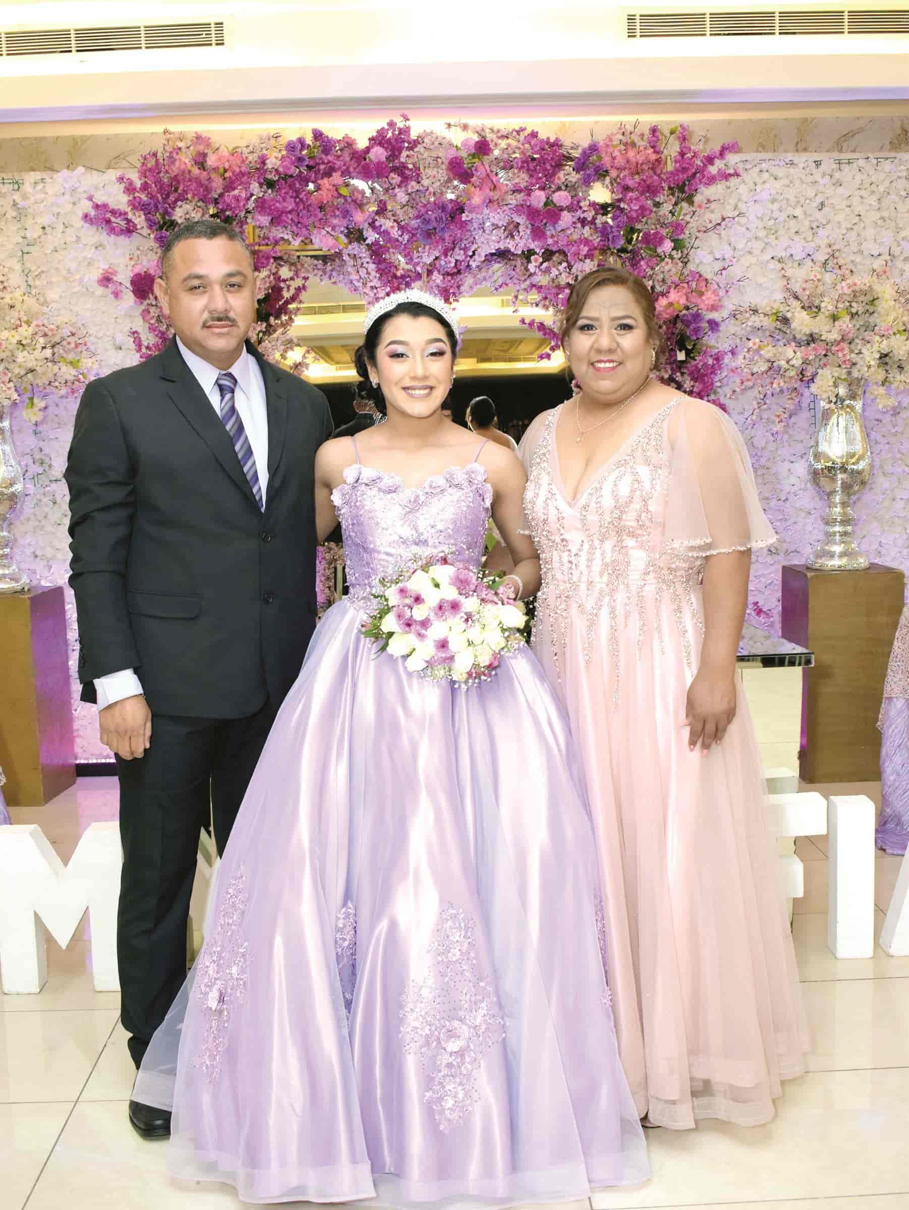 Emma celebra sus XV primaveras