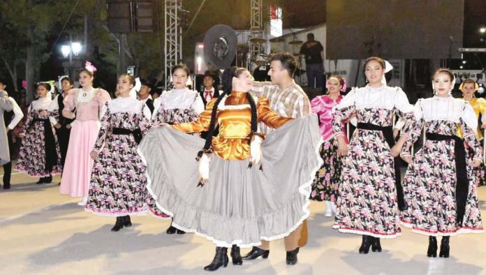 Disfrutan en SB del Domingo Cultural