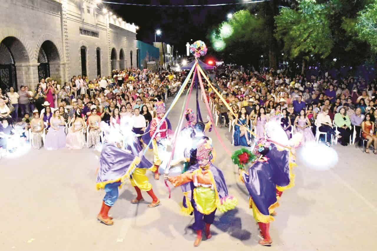 Disfrutan en SB del Domingo Cultural