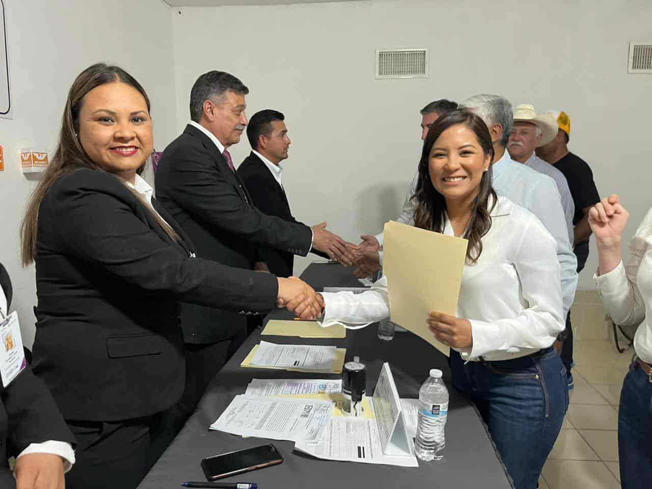 Se registra Edith por el Distrito 06