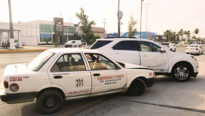 Iba a agencia y le chocan troca
