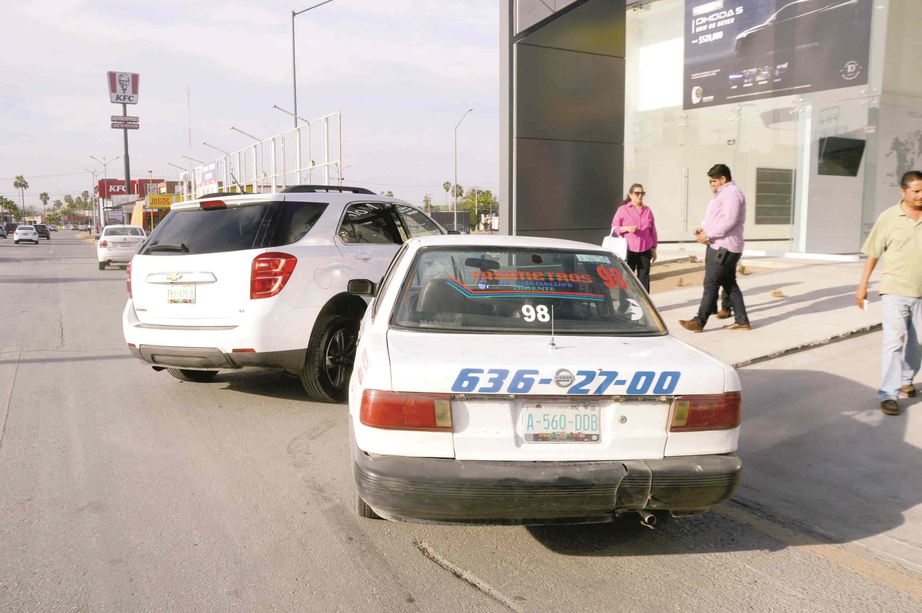 Iba a agencia y le chocan troca