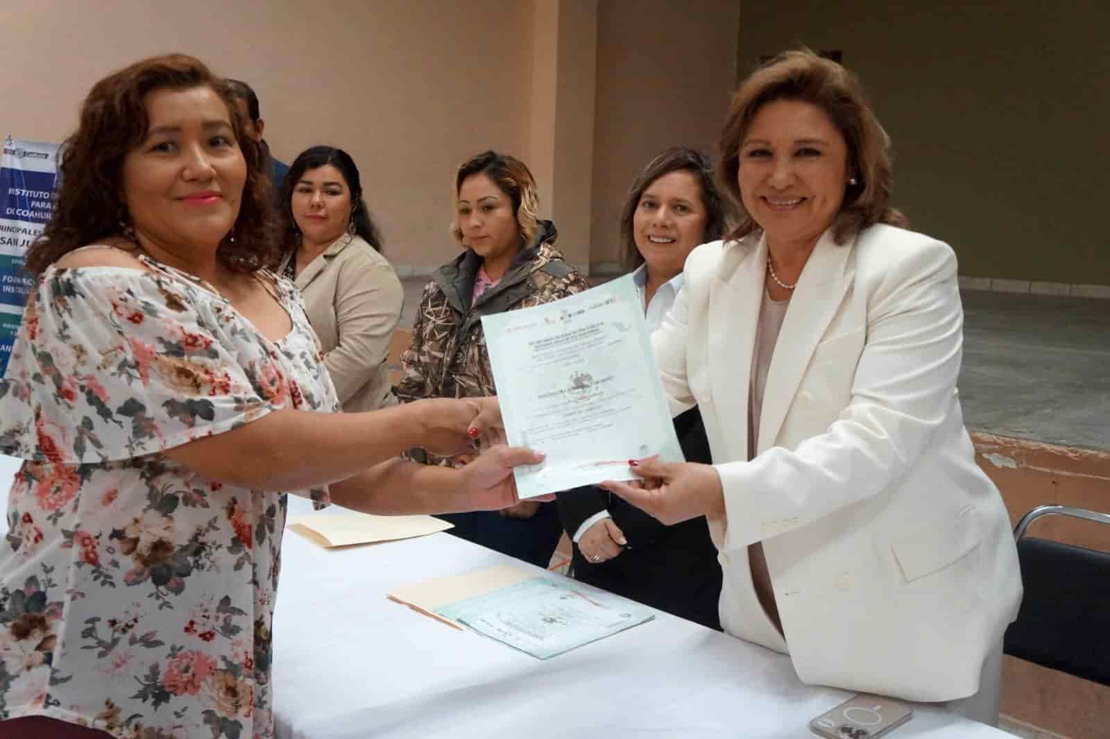 Entrega ICATEC y Diana constancias 