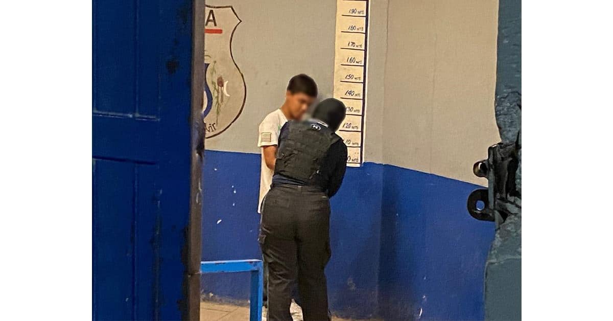 Se desmaya por pelea de su hijo