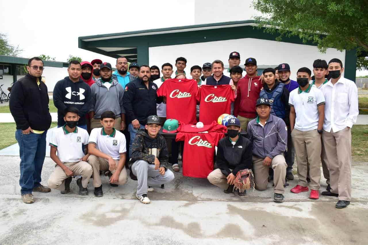 Entrega Hugo mas uniformes