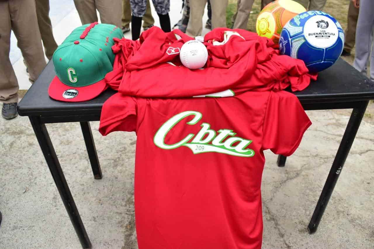 Entrega Hugo mas uniformes