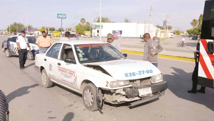 Embarra taxi contra colega