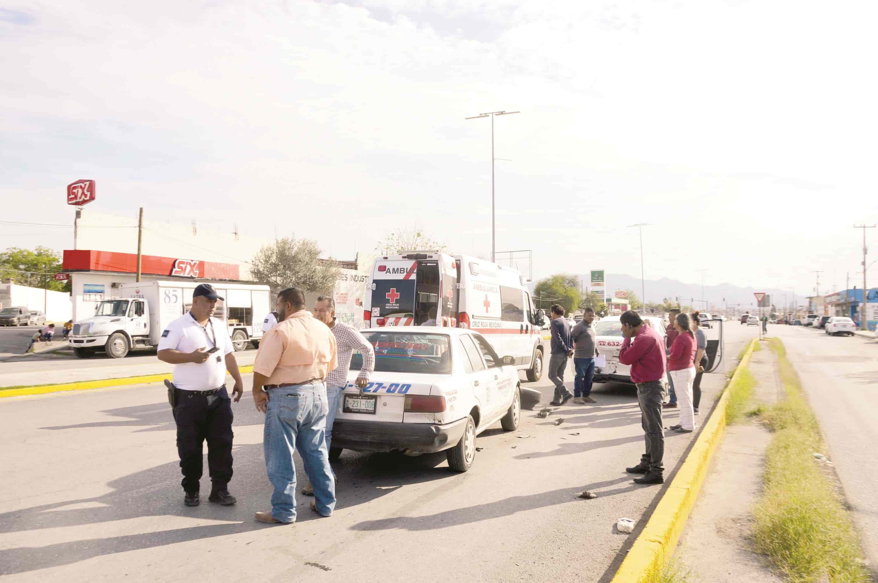 Embarra taxi contra colega