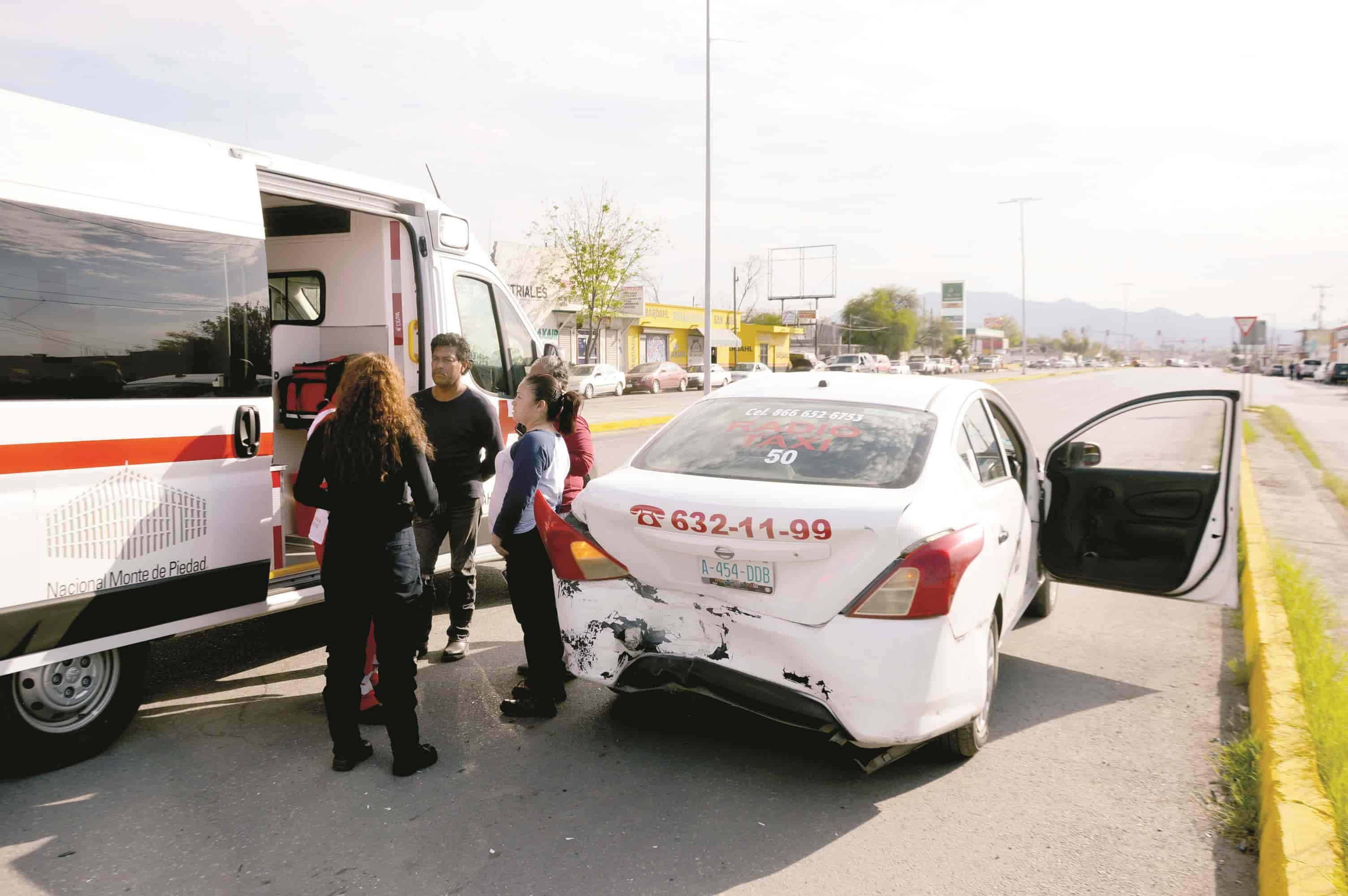 Embarra taxi contra colega